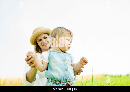 Mutter und Baby Tochter draußen, Mannheim, Baden-Württemberg, Deutschland Stockfoto