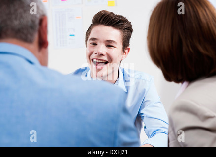 Geschäftsleute in Büro, Mannheim, Baden-Württemberg, Deutschland Stockfoto