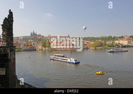 Ausflugsschiffe, am Fluss Vltava, Karlsbrücke, Prag, Böhmen, Tschechische Republik Stockfoto