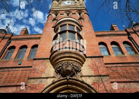 Derby England UK. Museum und Kunstgalerie mit dem franko-flämischen Turm und Eingang in die Bibliothek an der Wardwick. Stockfoto