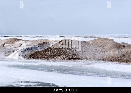 Gefrorene Lake Huron Grand Bend, Ontario mit Sand und Schnee gemischt Drifts auf dem See. Stockfoto