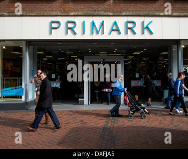 Menschen außerhalb Primark Derby England uk Stockfoto
