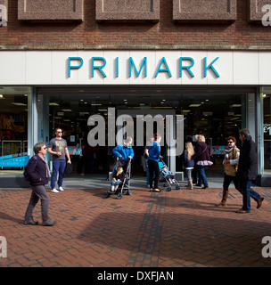 Menschen außerhalb Primark Derby England uk Stockfoto