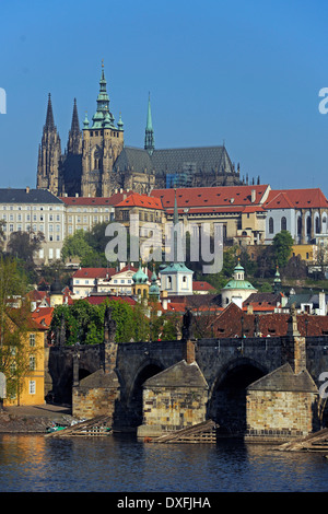 Blick über die Moldau zur Karlsbrücke und St.-Veits-Dom, Mala Strana, Prag, Böhmen, Tschechische Republik Stockfoto
