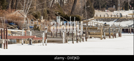 Docks von Grand Bend Yacht Club sitzen gefrorenen im Ausable River oberhalb wo Ti in Huron-See entwässert. Stockfoto