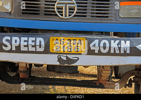 Geschwindigkeit 40 KM geschrieben am Truck Front Stockfoto