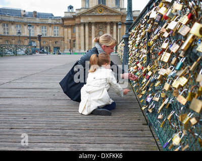 Mutter und Tochter schauen Liebe sperrt am Pont Des Arts, Paris, Frankreich Stockfoto