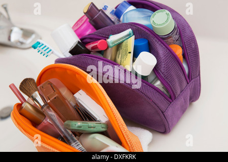 Frauen Kulturbeutel, kosmetische Reise Tasche auf Waschtisch, gefüllt mit Zahnbürste, Lotion, Make-up und andere Beauty-Produkte, USA Stockfoto