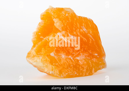 Gelb und orange Calcit, gefunden in Mexiko auf weißem Hintergrund - ein Carbonat Mineral- und polymorphen aus Calciumcarbonat, CaCO3. Stockfoto