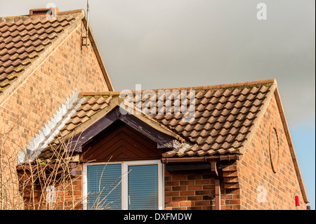 Standard, inländische Ziegeldach auf Haus. Stockfoto