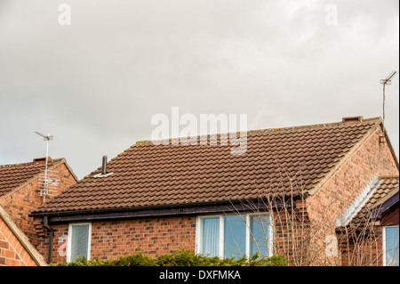 Standard, inländische Ziegeldach auf Haus. Stockfoto