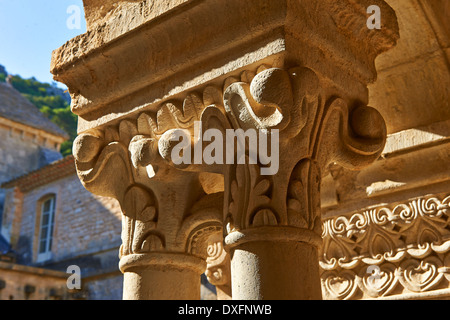 Spalten in den Kreuzgängen der 12. Jahrhundert Romanesque Zisterzienser Abtei von Notre Dame von Senanque (1148). Provence Stockfoto