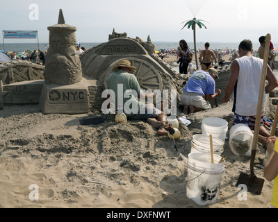 Teilnehmer am 23. jährliche Coney Island Sand Sculpting Wettbewerb erstellen Skulptur von der legendären Cyclone-Achterbahn. Stockfoto