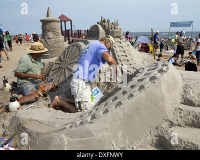 Teilnehmer am 23. jährliche Coney Island Sand Sculpting Wettbewerb erstellen Skulptur von der legendären Cyclone-Achterbahn. Stockfoto