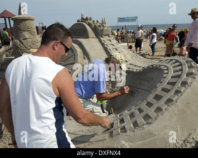 Teilnehmer am 23. jährliche Coney Island Sand Sculpting Wettbewerb erstellen Skulptur von der legendären Cyclone-Achterbahn. Stockfoto