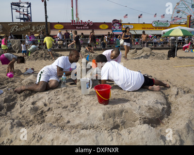 Teilnehmer in der 23. jährlichen Coney Island Sand Sculpting Wettbewerb in Brooklyn, New York, 2013. Stockfoto