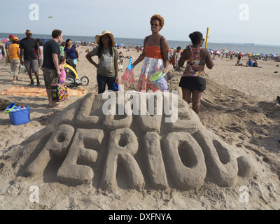 Teilnehmer in der 23. jährlichen Coney Island Sand Sculpting Wettbewerb in Brooklyn, New York, 2013. Stockfoto