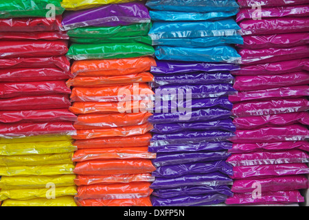 Rangoli Farben zum Verkauf in Pune Markt für Diwali, Maharashtra, Indien Stockfoto