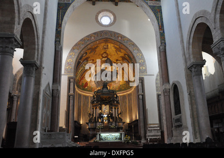 Im Inneren der Kathedrale von Messina, Duomo di Messina. Stockfoto