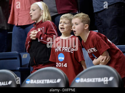 Storrs, CT, USA. 25. März 2014. Dienstag, 25. März 2014: Junge Saint Joseph Fans jubeln ihrem Team auf, vor Beginn der 2. Runde Spiel in der NCAA Div 1 Womens Basketball Championship Tournament zwischen Saint Joseph und UConn an Gampel Pavilion in Storrs, CT. UConn Saint Joseph 91-52 und Forderungen an die Lincoln Regional sehr leicht gewonnen. Bill Shettle/Cal-Sport-Medien. © Csm/Alamy Live-Nachrichten Stockfoto