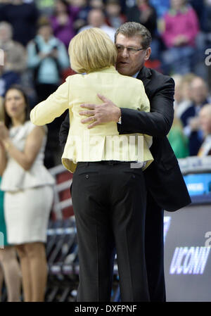 Storrs, CT, USA. 25. März 2014. Dienstag, 25. März 2014: UConn Huskies Cheftrainer Geno Auriemma grüßt Saint Joseph Hawks Head Coach Cindy Griffin vor Beginn der 2. Runde Spiel in der NCAA Div 1 Womens Basketball Championship Tournament zwischen Saint Joseph und UConn an Gampel Pavilion in Storrs, CT. UConn Saint Joseph 91-52 und Forderungen an die Lincoln Regional sehr leicht gewonnen. Bill Shettle/Cal-Sport-Medien. © Csm/Alamy Live-Nachrichten Stockfoto