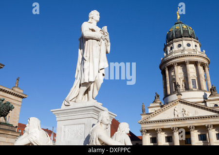 Schiller-Denkmal mit dem französischen Dom (Franzoesischer Dom) in den Hintergrund, Gendarmenmarkt, Berlin, Deutschland Stockfoto