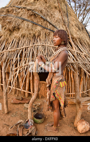 Hamer-Mädchen in ihrem Dorf in der Nähe von Turmi im Omo-Tal, Äthiopien Stockfoto