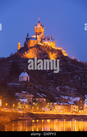 Cochem Castle beleuchtet in der Nacht, Cochem, Mosel River Valley, Deutschland Stockfoto