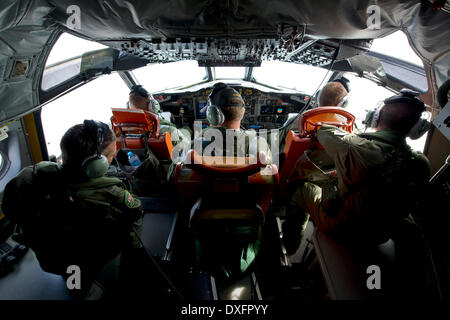 Canberra. 23. März 2014. Am 26. März 2014 von Australian Maritime Safety Authority veröffentlichte Foto zeigt Crew-Mitglieder von einem australischen Orion Flugzeug Suchvorgänge für den fehlenden Malaysia Airlines Flug MH370 am 23. März 2014 durchzuführen. © Australische Verteidigung-Abteilung/Xinhua/Alamy Live-Nachrichten Stockfoto