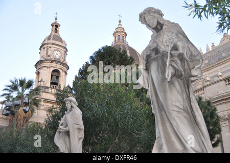 Catania-Dom (Duomo di Catania, Cattedrale di Sant'Agata) und Statuen im Vordergrund in Sant'Agata Gärten, Sizilien, Italien. Stockfoto