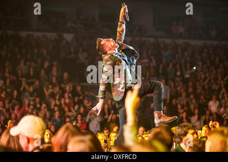 London, Ontario, Kanada. 25. März 2014. Jacob Hoggard der kanadische alternative-Rock-Band Hedley führt auf Budweiser Gardens in London Ontario am 25. März 2014. Die Gruppe im Jahr 2004 gegründet und basieren aus British Columbia. Die Band hat fünf Studio-Alben und ein live-Album veröffentlicht. Bildnachweis: Mark Spowart/Alamy Live-Nachrichten Stockfoto