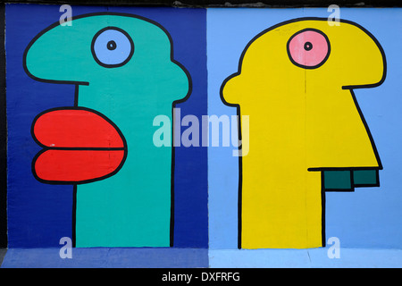 Köpfe im Comic-Stil, Gemälde von Thierry Noir, Berliner Mauer, East Side Gallery, Berlin, Deutschland Stockfoto