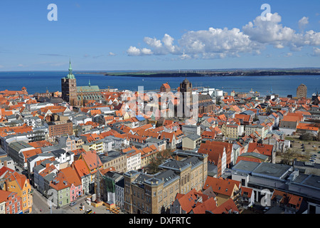 Blick vom Str. Marys Kirche in der Altstadt mit Kirche St. Nicholas Church of St James Hafen und Strelasund Stockfoto