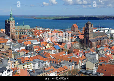 Blick vom Str. Marys Kirche in der Altstadt mit Kirche St. Nicholas Church of St James Hafen und Strelasund Stockfoto