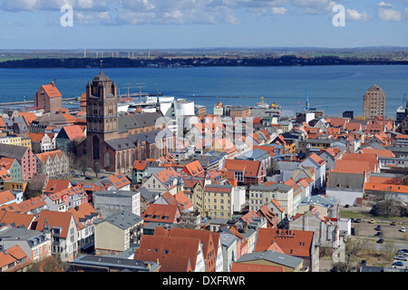 Blick vom Str. Marys Kirche in der Altstadt mit Kirche von St James Hafen und Strelasund Hansestadt Stralsund Stockfoto