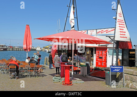 Fischerei Schneider verkaufen frischen Fisch und Fisch-Brötchen historischen Hafen Hansestadt Stadt von Stralsund Mecklenburg-Vorpommern Stockfoto