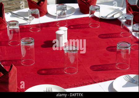 Tisch, Gläser, Gabeln, Teller, Servietten Stockfoto