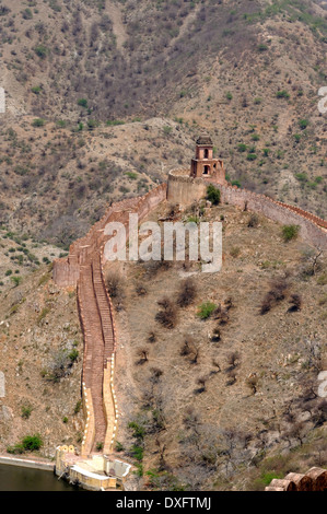 Nahargarh Fort befindet sich am Rande der Aravalli-Berge, mit Blick auf die rosa Stadt Jaipur im indischen Bundesstaat Rajasthan. Stockfoto