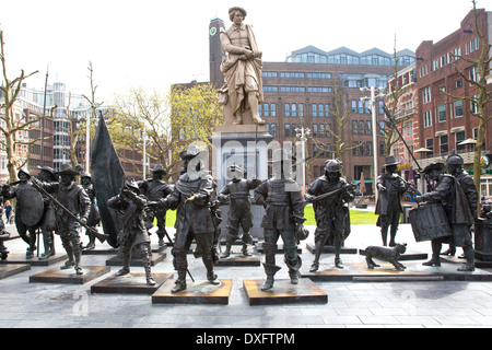 Statue von Rembrandt, umgeben von Figuren aus seinem Gemälde die Nachtwache stehen in Rembrandtplein in Amsterdam Stockfoto