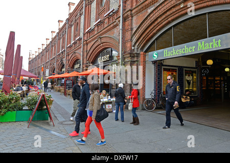 Historische Gebäude der S-Bahn Station Hackescher Markt, Berlin, Deutschland Stockfoto