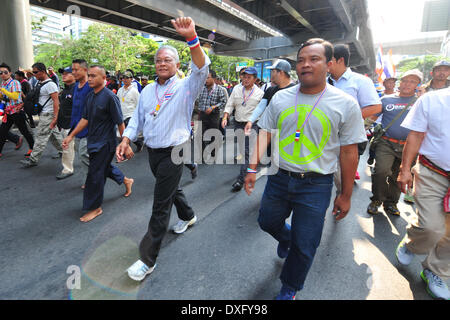 Bangkok, Thailand. 26. März 2014. Protest gegen die Regierung Führer Suthep Thaugsuban (C) grüßt Fans während eines Marsches durch Straßen in Bangkok, Thailand, 26. März 2014. Peoples Democratic Reform Committee Demonstranten marschierten in Bangkok für den dritten Tag nach Bangkok Personen ihre Großkundgebung am Samstag einladen, beizutreten. Bildnachweis: Rachen Sageamsak/Xinhua/Alamy Live-Nachrichten Stockfoto