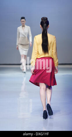 Seoul, Südkorea. 26. März 2014. Modelle zeigen Designer Jaison Couture-Kreationen bei der Seoul-Sammlung von Fashion Week 2014 F/W Seoul, Seoul, Südkorea, auf Mittwoch, 26. März 2014. Bildnachweis: Jaewon Lee/Alamy Live-Nachrichten Stockfoto