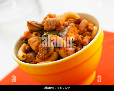 Makkaroni mit Fisch Pilzen und Spinat Stockfoto