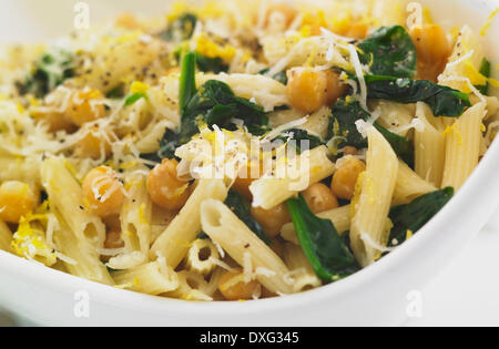 Penne mit Kichererbsen und Spinat Stockfoto