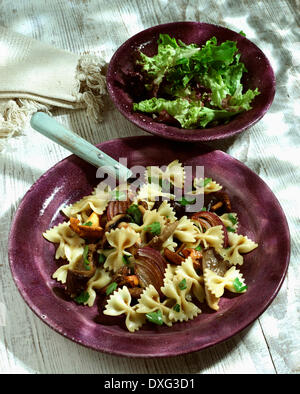 Teller mit hausgemachten Farfalle mit Pilzen Stockfoto