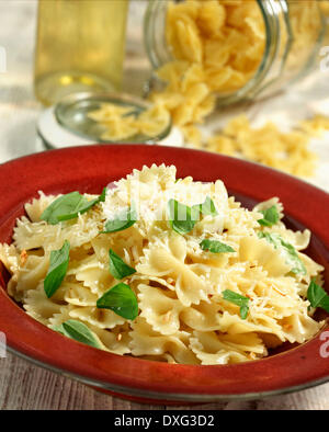 Teller mit hausgemachten Farfalle mit Öl und Knoblauch Stockfoto