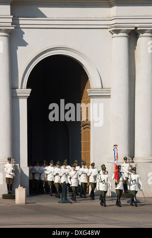 Carabineros de Chile changing of the Guard auf den Präsidentenpalast in der Stadt Santiago de Chile Stockfoto