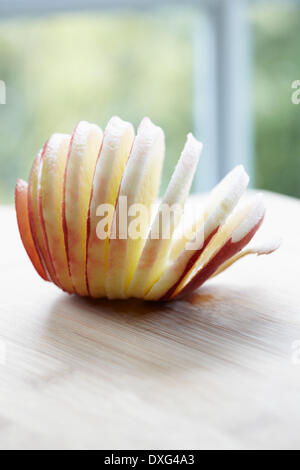 Geschälte und geschnittene rote Teufel Apple auf Holz Stockfoto