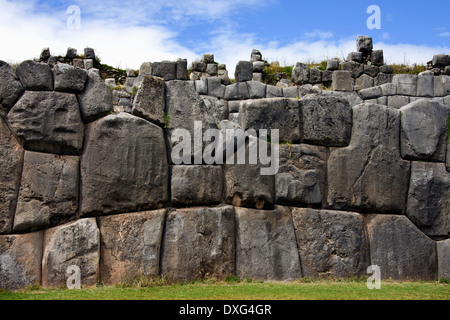 Inka Mauerwerk bei Sacsayhuaman bei Cuzco in Peru Stockfoto