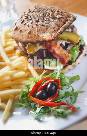 Gourmet-Burger mit Pommes frites serviert Stockfoto